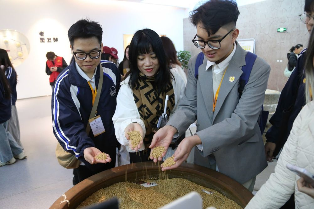 2026年3月30日，參加“紅色研學之旅”的越南青年在河北參觀新農村建設。